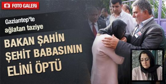 Bakan Fatma Şahin şehit askerin babasının elini öptü