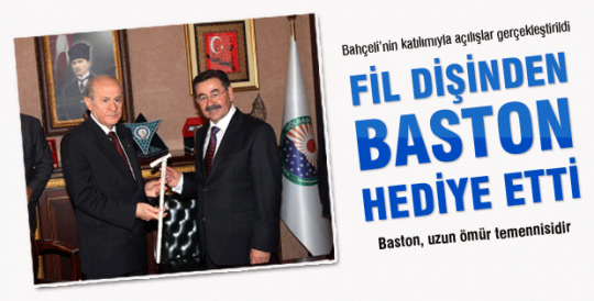 Baston hediye etti